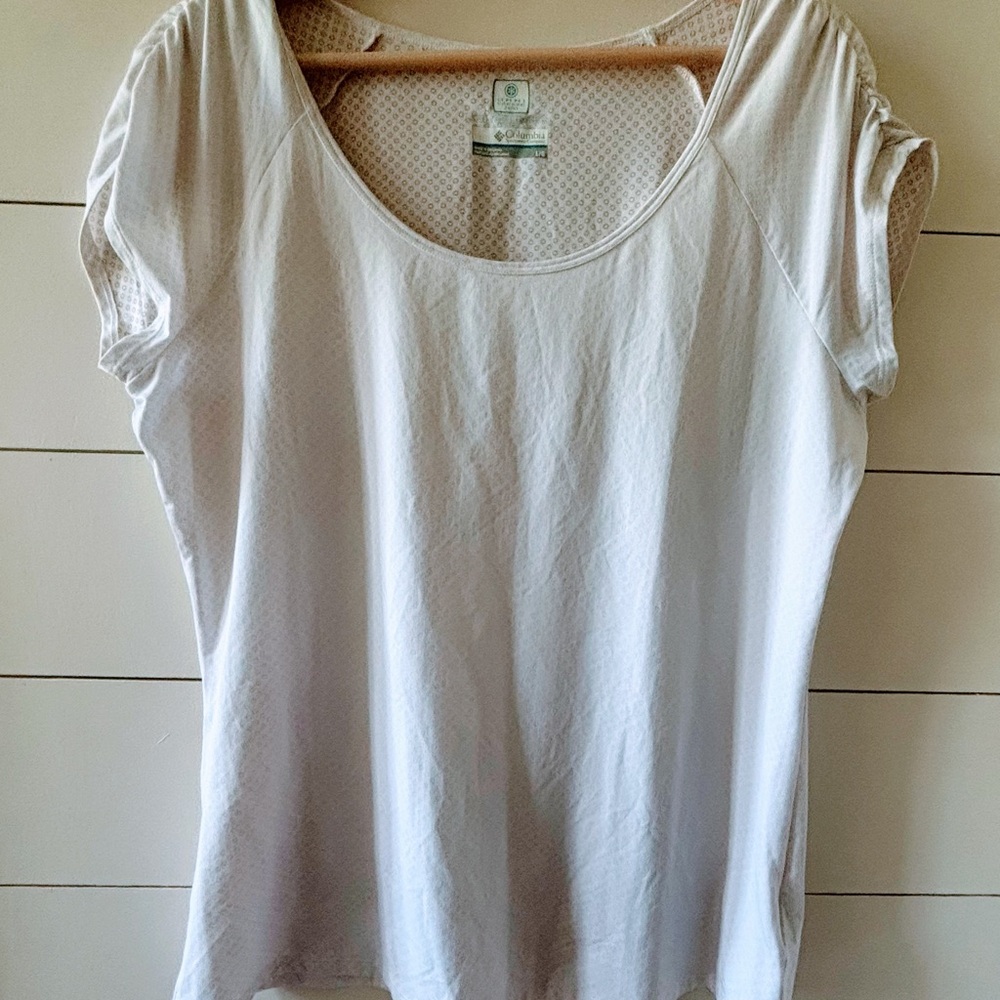 Columbia Women's Dry-Fit Cream Top size L
Sweat wicking fabric.